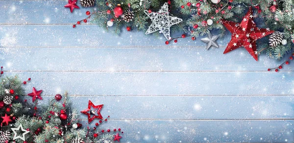 Weihnachten Hintergrund - Tannenzweige und Christbaumkugeln auf schneebedeckter Planke — Stockfoto