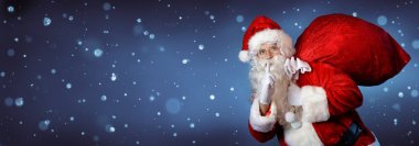 Noel Baba gecede çanta taşıyor