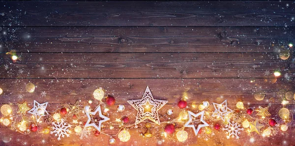 Weihnachtskarte - Dekoration und Lichter auf dunklem Tisch — Stockfoto