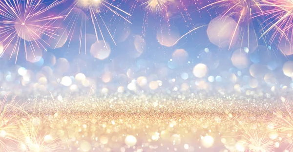 Banner festivo brillante con fuegos artificiales - Brillo de oro en el cielo azul —  Fotos de Stock