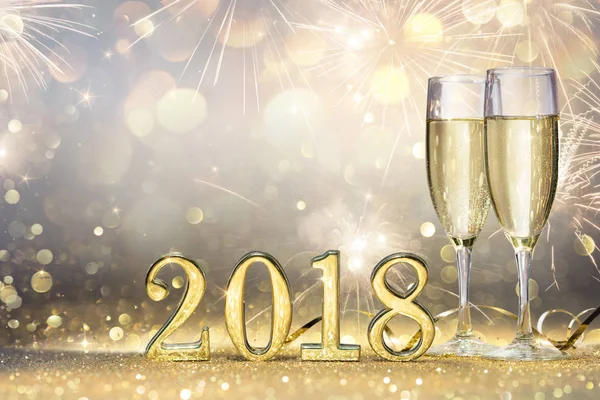 New Year 2018 - Two Flutes With Champagne And Golden Numbers — Stock Photo, Image