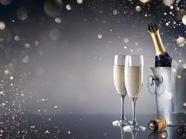 Fira med Champagne - par flöjter och flaska i ishink — Stockfoto