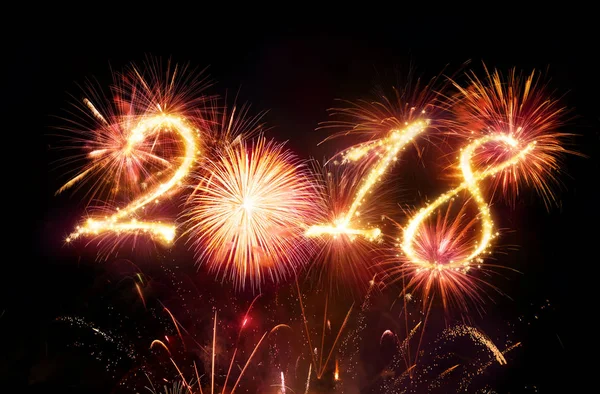 Šťastný nový rok - červená zábavní pyrotechnika výbuch — Stock fotografie