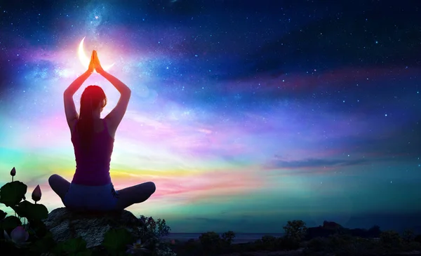Frau macht Yoga mit Lotusblumen und Chakra-Farbverläufen - spirituelle Kontemplation — Stockfoto