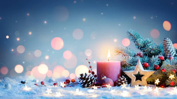 Rote Kerze Mit Weihnachtsdeko Stern Und Tanne — Stockfoto
