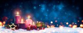 Adventní svíčky vánoční věnec - tři fialové a jedna růžová jako náboženský Symbol