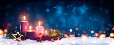 Advent mum Noel çelenk - üç mor ve dini bir sembol olarak bir pembe