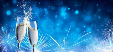 Tost şampanya ve Fireworks uygulamasında parlak gece ile
