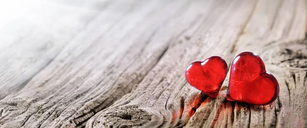 Valentinky Den Pozadí Dvě Červené Srdce Retro Dřevěný Stůl — Stock fotografie