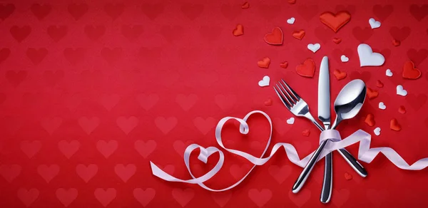 Talheres Mesa Coração Vermelho Para Jantar Dia Dos Namorados — Fotografia de Stock