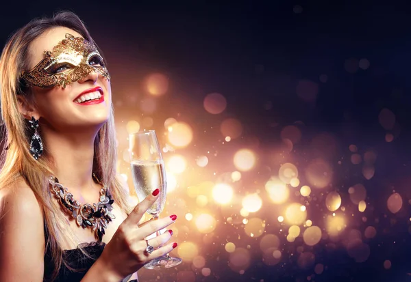 Sinnliche Frau Mit Goldener Maske Und Champagner Maskenparty — Stockfoto