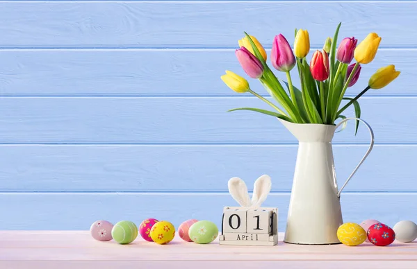 Húsvét Naptár Szerint Díszített Tojás Tulipán Pasztell Színek — Stock Fotó