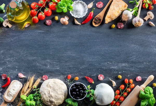 Pizza Zutaten Auf Schwarzem Tisch Einem Rohen Italienischen Essen — Stockfoto