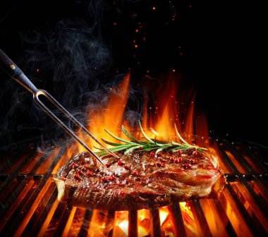 Ekşili sığır eti biftek ızgara Biberiye Biber ve tuz