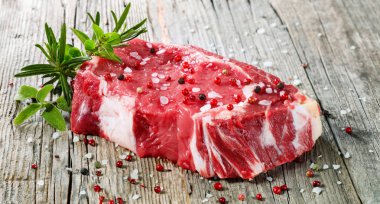 Ham ekşili biftek ile Biberiye Biber üzerinde ahşap masa
