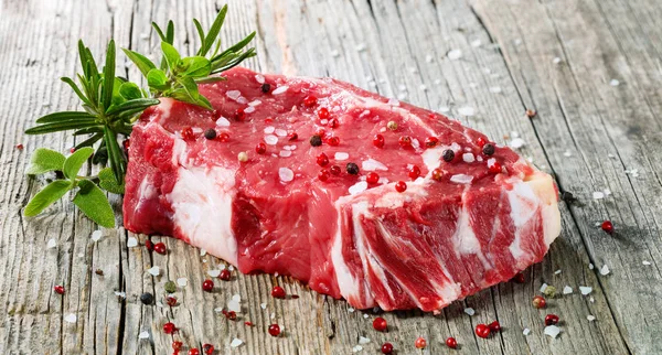 Nyers Készült Specialitásokkal Beefsteak Rozmaring Bors Tábla — Stock Fotó