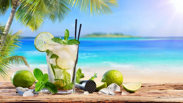 热带海滩桌上的新鲜莫吉托饮料 — 图库照片