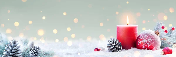 Advent Rote Kerze Und Weihnachtsdekoration Auf Schnee — Stockfoto