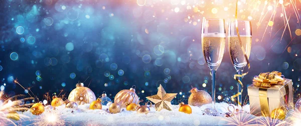 Nyår Rostat Bröd Champagne Flöjter Med Juldekoration — Stockfoto