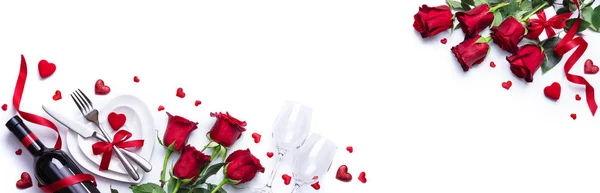 Walentynki Kolacja Biały Romantyczny Stół Winem Czerwonymi Różami — Zdjęcie stockowe
