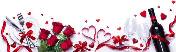 Ужин Честь Дня Святого Валентина Белый Стол Подарками Красными Розами — стоковое фото