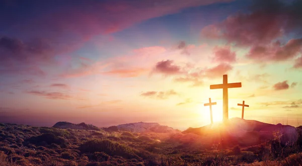 日没時に丘の上でイエス キリストの三つの十字架の十字架 — ストック写真