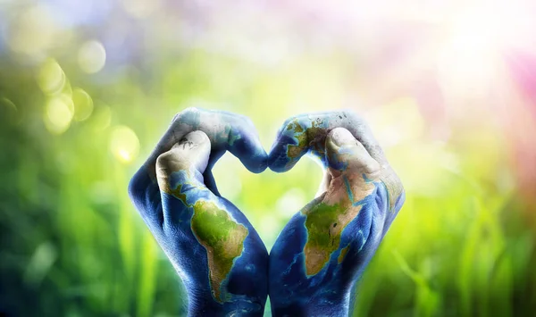 Menschliche Hände Formen Ein Herz Gemustert Mit Einer Weltkarte Bilder — Stockfoto
