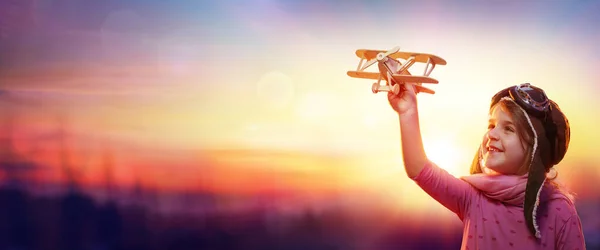 Kind Spelen Met Vliegtuig Bij Zonsondergang Verbeelding Vrijheid Concept — Stockfoto