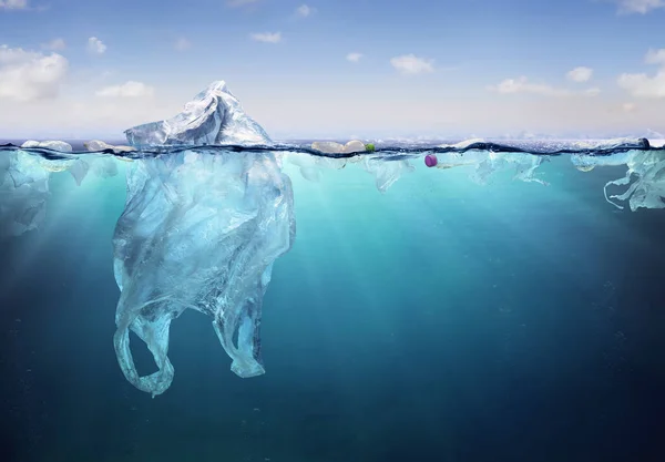 Poluição Plástica Oceano Saco Plástico Flutuando Mar Problema Ambiental — Fotografia de Stock