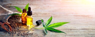 Marihuana, kenevir yağı şişeleri ve tüm tohumları ahşap üzerine bırakır.