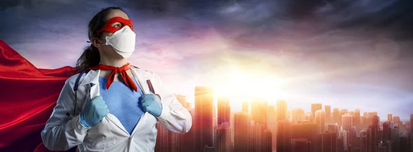 Doctor Gezicht Masker Superheld Cape Bij Zonsondergang — Stockfoto