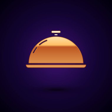 Altın koyu mavi arka plan üzerinde izole gıda simgesi bir tepsi ile kaplı. Tepsi ve kapak işareti. Kapaklı restoran cloche. mutfak sembolü. Vektör İllüstrasyonu