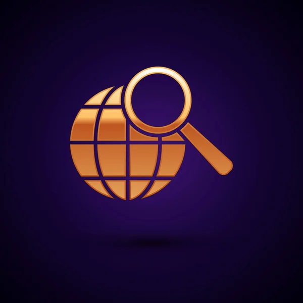Verre grossissant en or avec icône globe isolé sur fond bleu foncé. Analyser le monde. Panneau de recherche global. Illustration vectorielle — Image vectorielle