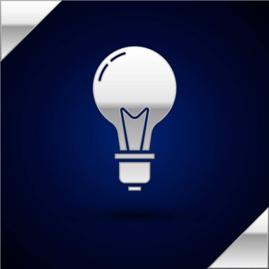 Koyu mavi arka planda izole edilmiş fikir ikonu kavramına sahip gümüş ampul. Enerji ve fikir sembolü. İlham konsepti. Vektör İllüstrasyonu