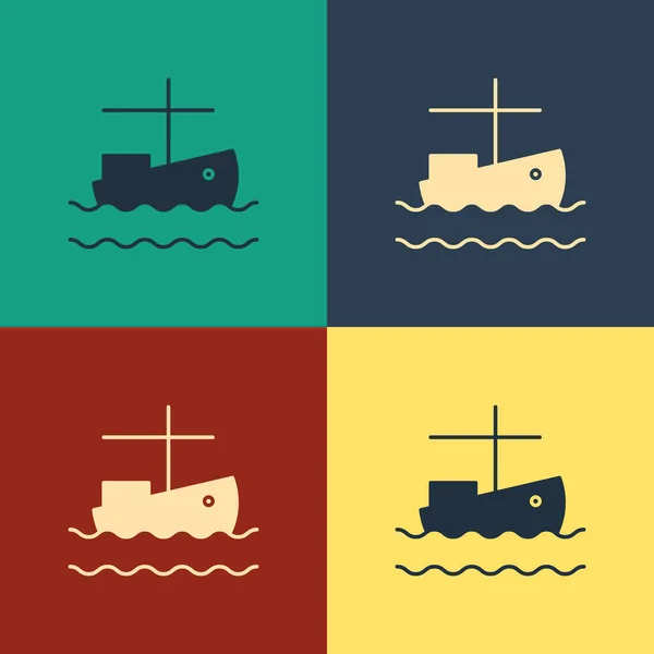 Color Barco de pesca en el icono del agua aislado en el fondo de color. Dibujo de estilo vintage. Ilustración vectorial — Vector de stock