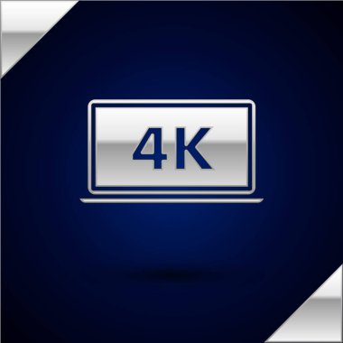 Koyu mavi arka planda 4K video teknolojisi ikonu olan gümüş dizüstü bilgisayar. Vektör İllüstrasyonu