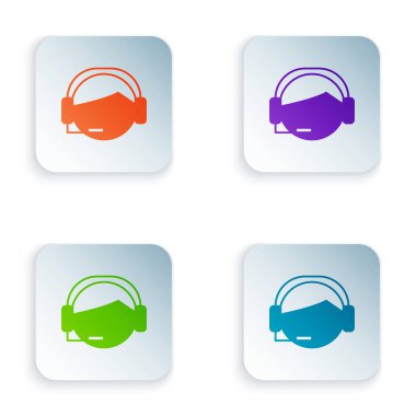 Beyaz arkaplanda izole edilmiş bir kulaklık simgesine sahip Renk Adam. Destek operatörü hatta. Çağrı merkezi konsepti, müşteri destek servisi. Renkli kare düğmelere simgeleri yerleştir. Vektör İllüstrasyonu