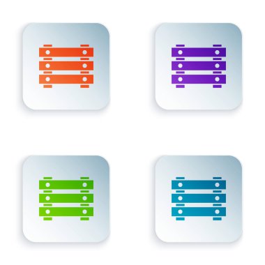 Beyaz arka planda izole edilmiş mermi ikonu olan renkli askeri mühimmat kutusu. Renkli kare düğmelere simgeleri yerleştir. Vektör İllüstrasyonu