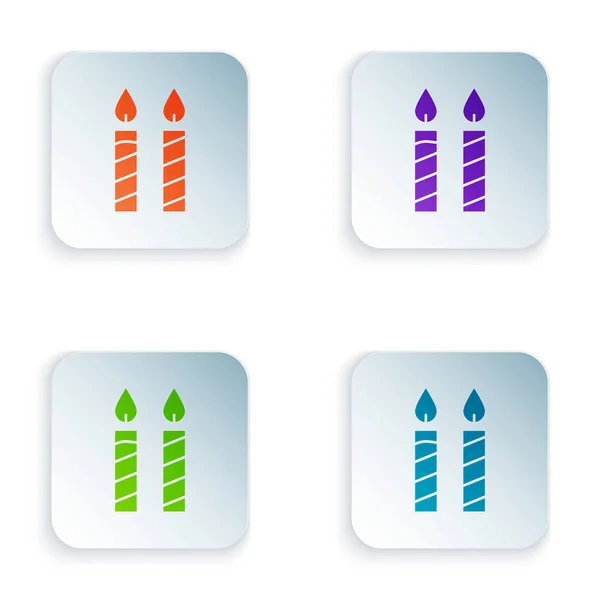 Колір піктограми свічки тортів на день народження ізольовані на білому тлі. Встановити піктограми за допомогою барвистих квадратних кнопок. Векторна ілюстрація — стоковий вектор