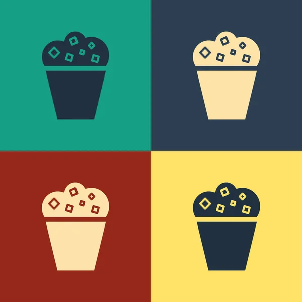 Color Palomitas de maíz en caja de cartón icono aislado en el fondo de color. Caja de palomitas de maíz. Dibujo de estilo vintage. Ilustración vectorial — Vector de stock