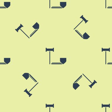 Mavi Yargıç tokmağı ve kalkan ikonu sarı arka planda izole edilmiş pürüzsüz desen. Sigorta konsepti. Güvenlik, güvenlik, koruma, konsept koruma. Vektör İllüstrasyonu