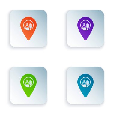 Beyaz arkaplanda izole edilmiş renkli alkol veya bira barı konumu simgesi. İçki, bar, kulüp ve barın sembolü. Renkli kare düğmelere simgeleri yerleştir. Vektör İllüstrasyonu