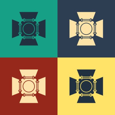 Renkli Film spot ışığı simgesi renk arkaplanında izole edildi. Işık efekti. Sahne, Stüdyo, Gösteri. Klasik tarzda çizim. Vektör İllüstrasyonu