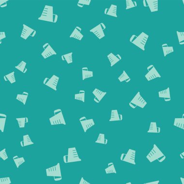 Yeşil ölçü kabı kuru ve sıvı gıda ikonunu ölçmek için yeşil arka planda izole edilmiş pürüzsüz desen. Plastik şişenin sapı var. Vektör İllüstrasyonu