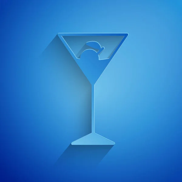 Бумага вырезать мартини стекло значок изолирован на синем фоне. Икона коктейля. Значок из винного стекла. Бумажный стиль. Векторная миграция — стоковый вектор