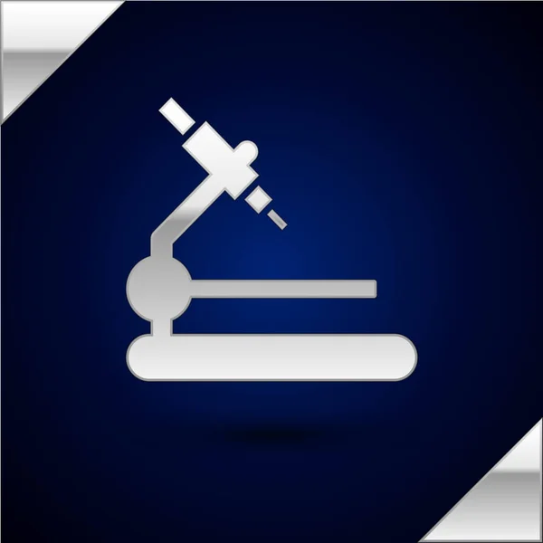 Icono del microscopio plateado aislado sobre fondo azul oscuro. Química, instrumento farmacéutico, herramienta de aumento de microbiología. Ilustración vectorial — Vector de stock