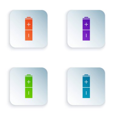 Beyaz arka planda yalıtılmış Renkli Pil simgesi. Yıldırım sembolü. Simgeleri renkli kare düğmelere ayarlayın. Vektör İllüstrasyonu