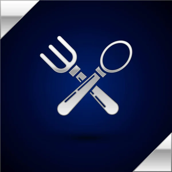 Silver Crossed tenedor y cuchara icono aislado sobre fondo azul oscuro. Utensil de cocina. Signo de cubertería. Ilustración vectorial — Vector de stock