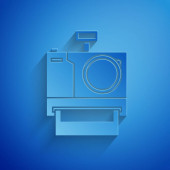 Řez papíru Ikona fotoaparátu izolované na modrém pozadí. Ikona fotoaparátu. Papírový styl. Vektorová ilustrace