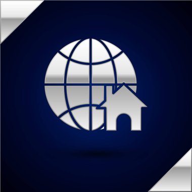 Koyu mavi arka planda izole edilmiş ev sembolü olan gümüş küre. Emlak konsepti. Vektör İllüstrasyonu